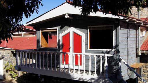 Uma das três casas de Pablo Neruda no Chile. Já tinha conhecido La Chascona, em Santiago, e La Sebastiana, em Valparaíso. Fica a cerca de 120 Km de Santiago. Esta casa fica de frente para o Pacífico e é um outro poema (não escrito) de Neruda. Este é o lugar para entender um pouco mais sobre ele. Neruda está enterrado aqui, junto com sua última esposa Matilde Urrutia.
#Neruda #Isla #Negra #Chile