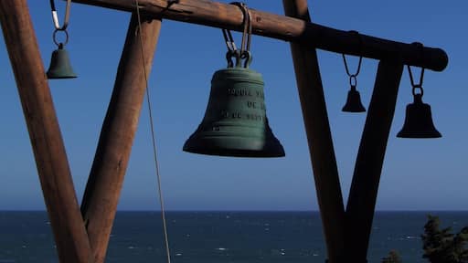 Uma das três casas de Pablo Neruda no Chile. Já tinha conhecido La Chascona, em Santiago, e La Sebastiana, em Valparaíso. Fica a cerca de 120 Km de Santiago. Esta casa fica de frente para o Pacífico e é um outro poema (não escrito) de Neruda. Este é o lugar para entender um pouco mais sobre ele. Neruda está enterrado aqui, junto com sua última esposa Matilde Urrutia.
#Neruda #Isla #Negra #Chile #BVSblue