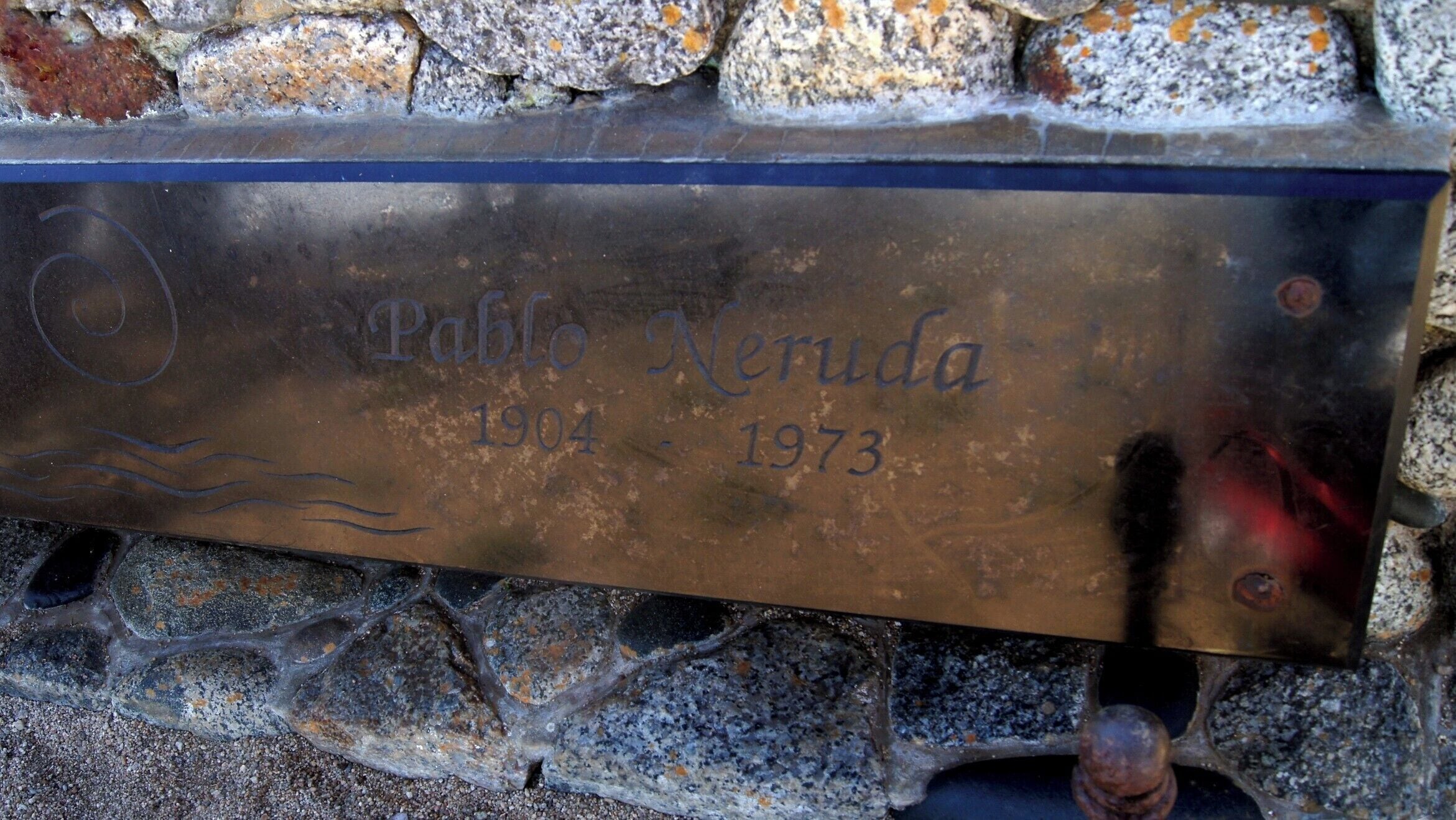 Uma das três casas de Pablo Neruda no Chile. Já tinha conhecido La Chascona, em Santiago, e La Sebastiana, em Valparaíso. Fica a cerca de 120 Km de Santiago. Esta casa fica de frente para o Pacífico e é um outro poema (não escrito) de Neruda. Este é o lugar para entender um pouco mais sobre ele. Neruda está enterrado aqui, junto com sua última esposa Matilde Urrutia.

#Neruda #Isla #Negra #Chile