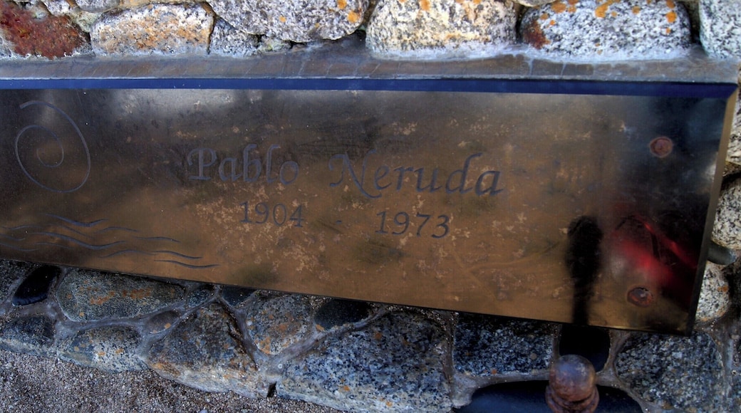 Uma das três casas de Pablo Neruda no Chile. Já tinha conhecido La Chascona, em Santiago, e La Sebastiana, em Valparaíso. Fica a cerca de 120 Km de Santiago. Esta casa fica de frente para o Pacífico e é um outro poema (não escrito) de Neruda. Este é o lugar para entender um pouco mais sobre ele. Neruda está enterrado aqui, junto com sua última esposa Matilde Urrutia.
#Neruda #Isla #Negra #Chile