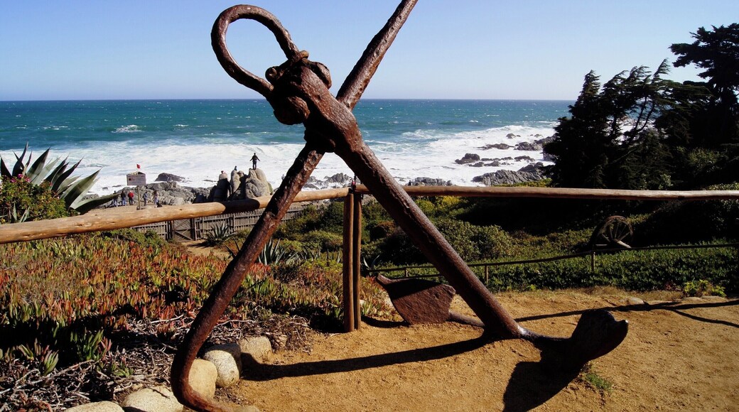 Uma das três casas de Pablo Neruda no Chile. Já tinha conhecido La Chascona, em Santiago, e La Sebastiana, em Valparaíso. Fica a cerca de 120 Km de Santiago. Esta casa fica de frente para o Pacífico e é um outro poema (não escrito) de Neruda. Este é o lugar para entender um pouco mais sobre ele. Neruda está enterrado aqui, junto com sua última esposa Matilde Urrutia.
#Neruda #Isla #Negra #Chile