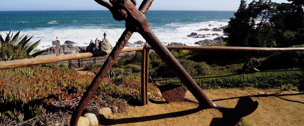 Uma das três casas de Pablo Neruda no Chile. Já tinha conhecido La Chascona, em Santiago, e La Sebastiana, em Valparaíso. Fica a cerca de 120 Km de Santiago. Esta casa fica de frente para o Pacífico e é um outro poema (não escrito) de Neruda. Este é o lugar para entender um pouco mais sobre ele. Neruda está enterrado aqui, junto com sua última esposa Matilde Urrutia.
#Neruda #Isla #Negra #Chile