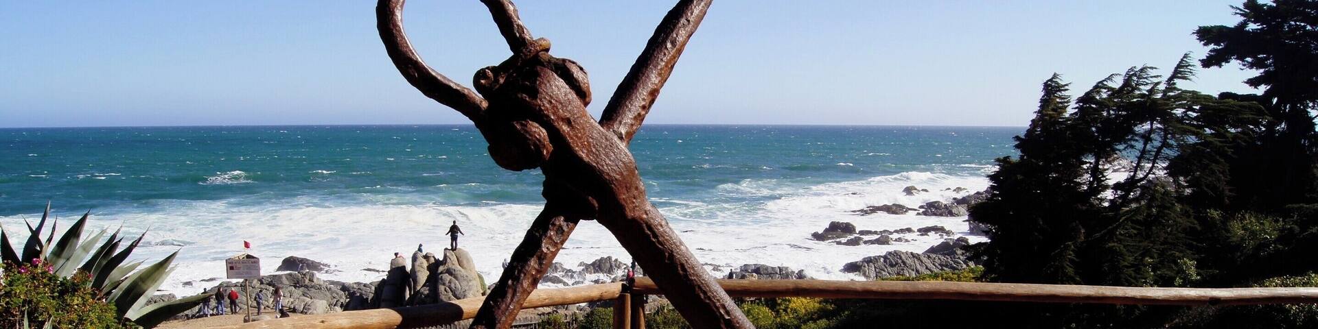 Uma das três casas de Pablo Neruda no Chile. Já tinha conhecido La Chascona, em Santiago, e La Sebastiana, em Valparaíso. Fica a cerca de 120 Km de Santiago. Esta casa fica de frente para o Pacífico e é um outro poema (não escrito) de Neruda. Este é o lugar para entender um pouco mais sobre ele. Neruda está enterrado aqui, junto com sua última esposa Matilde Urrutia.
#Neruda #Isla #Negra #Chile