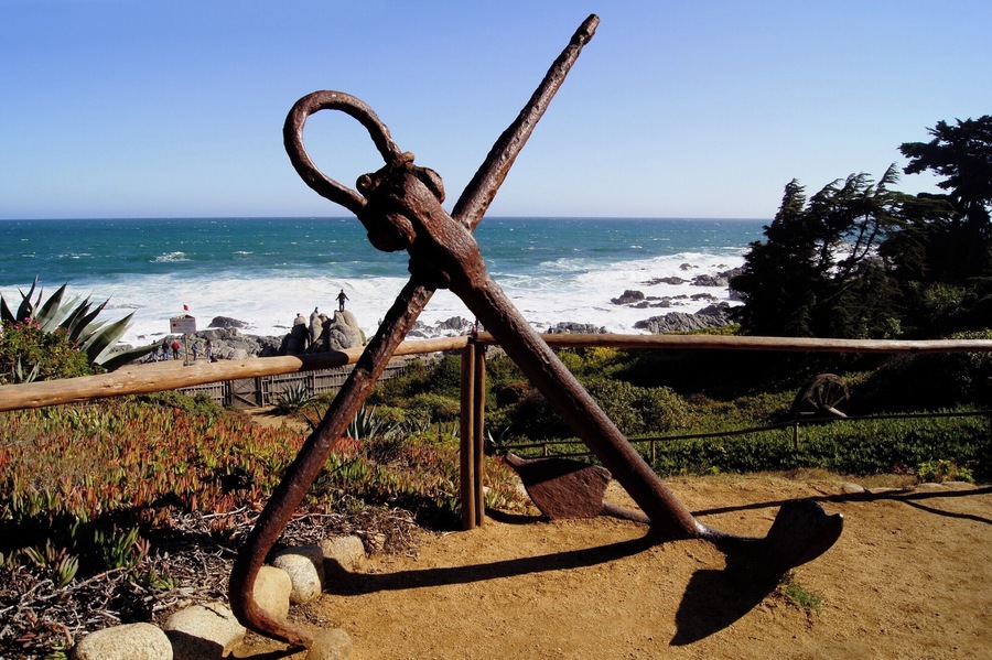 Uma das três casas de Pablo Neruda no Chile. Já tinha conhecido La Chascona, em Santiago, e La Sebastiana, em Valparaíso. Fica a cerca de 120 Km de Santiago. Esta casa fica de frente para o Pacífico e é um outro poema (não escrito) de Neruda. Este é o lugar para entender um pouco mais sobre ele. Neruda está enterrado aqui, junto com sua última esposa Matilde Urrutia.
#Neruda #Isla #Negra #Chile