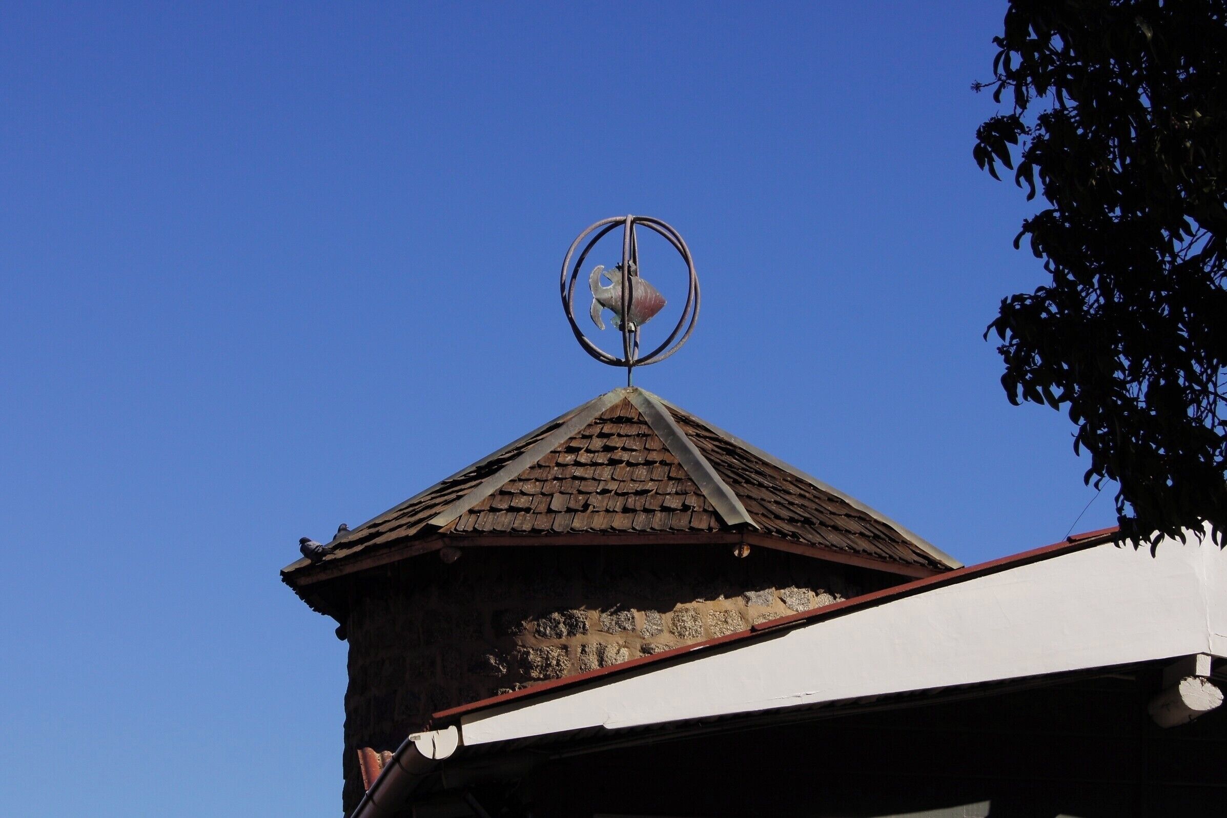 #TroveonTuesday

Uma das três casas de Pablo Neruda no Chile. Já tinha conhecido La Chascona, em Santiago, e La Sebastiana, em Valparaíso. Fica a cerca de 120 Km de Santiago. Esta casa fica de frente para o Pacífico e é um outro poema (não escrito) de Neruda. Este é o lugar para entender um pouco mais sobre ele. Neruda está enterrado aqui, junto com sua última esposa Matilde Urrutia.

#Neruda #Isla #Negra #Chile