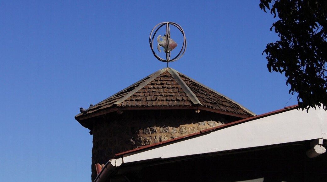 #TroveonTuesday
Uma das três casas de Pablo Neruda no Chile. Já tinha conhecido La Chascona, em Santiago, e La Sebastiana, em Valparaíso. Fica a cerca de 120 Km de Santiago. Esta casa fica de frente para o Pacífico e é um outro poema (não escrito) de Neruda. Este é o lugar para entender um pouco mais sobre ele. Neruda está enterrado aqui, junto com sua última esposa Matilde Urrutia.
#Neruda #Isla #Negra #Chile