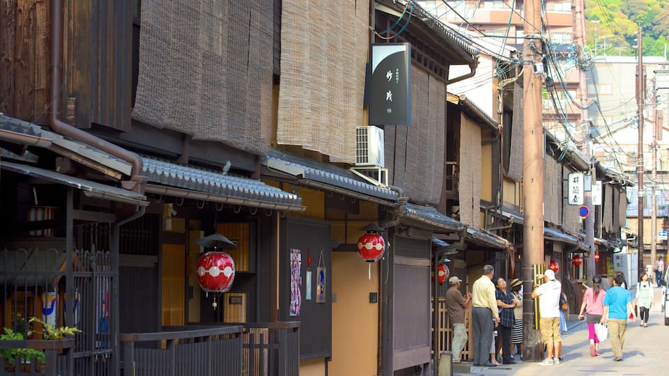 Gion featuring street scenes and a city