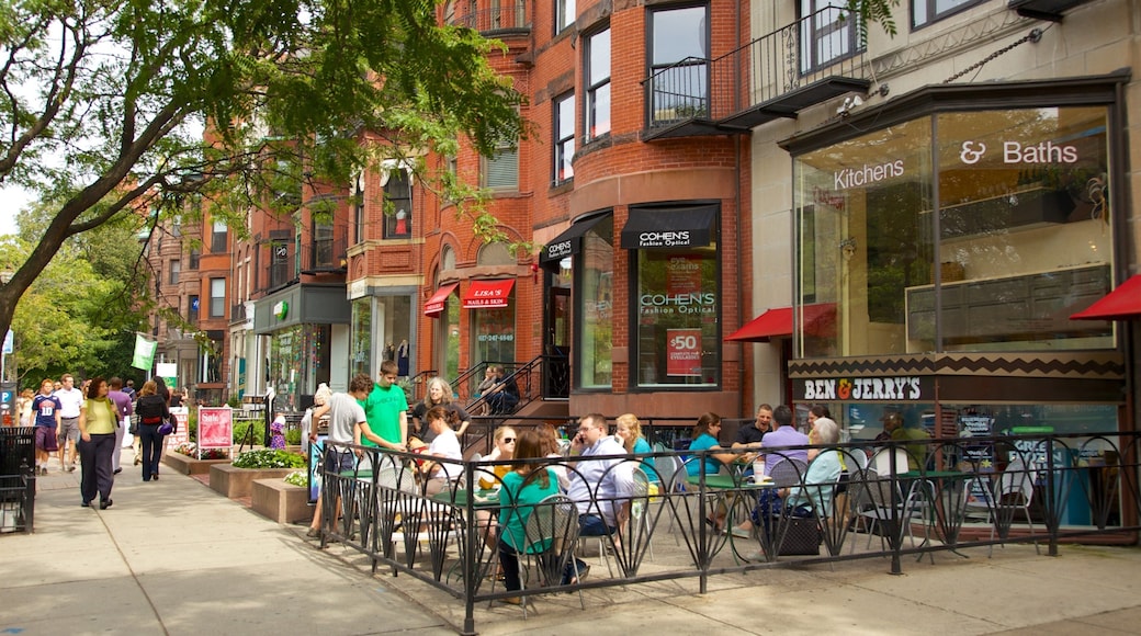 Massachusetts og byder på gadeliv, et hus og caféliv