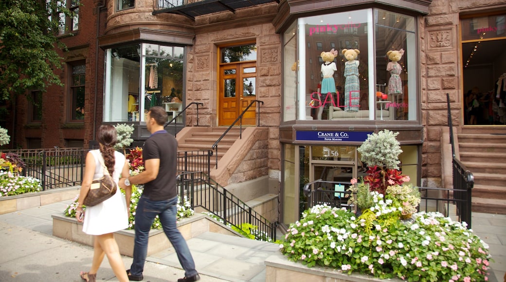 Newbury Street som omfatter vilde blomster såvel som et par