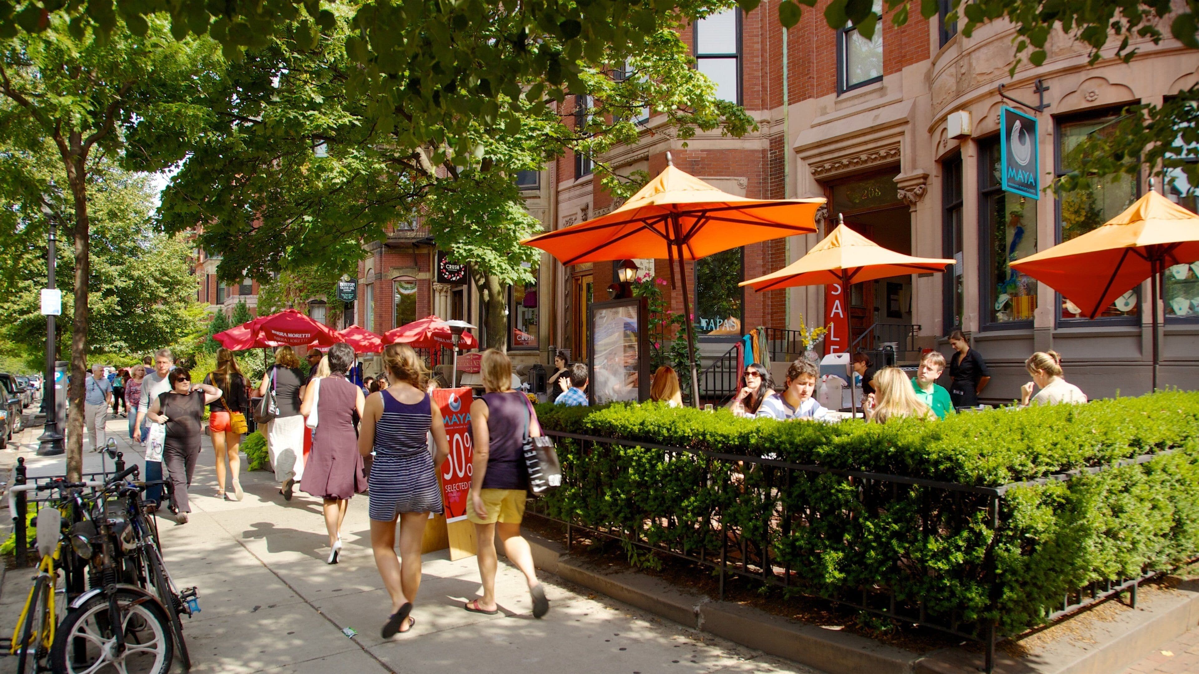 Massachusetts que incluye una ciudad, estilo de vida de café y escenas urbanas