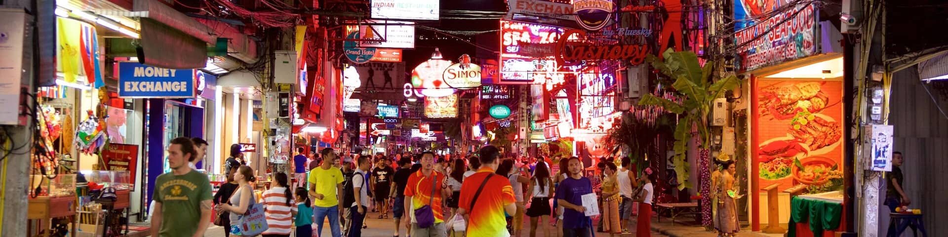 Walking Street welches beinhaltet bei Nacht und Märkte sowie große Menschengruppe