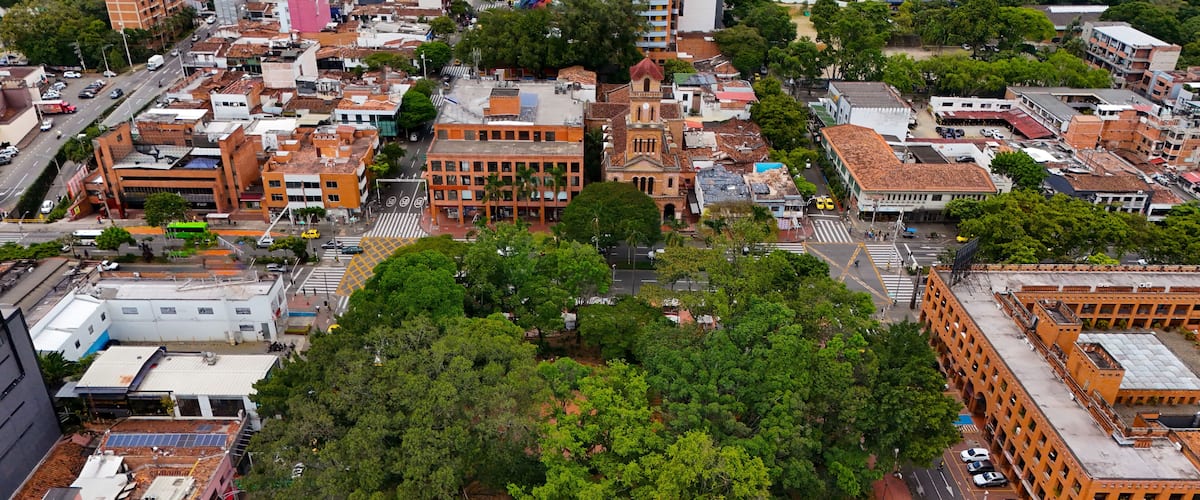 Foto aérea del Parque de El Poblado, en la ciudad de Medellín, aparece la Iglesia de San José, Católica.