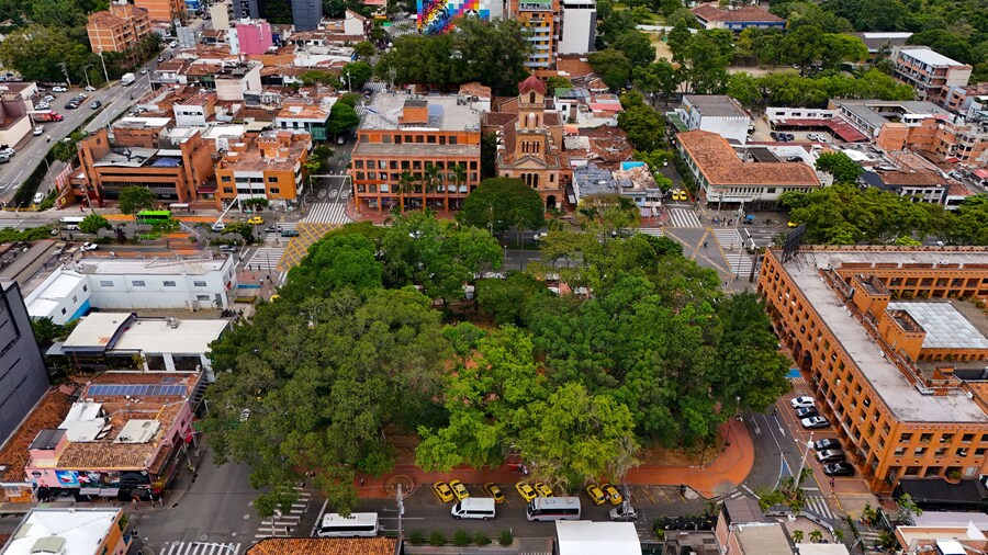 Foto aĂ©rea del Parque de El Poblado, en la ciudad de MedellĂn, aparece la Iglesia de San JosĂ©, CatĂłlica.