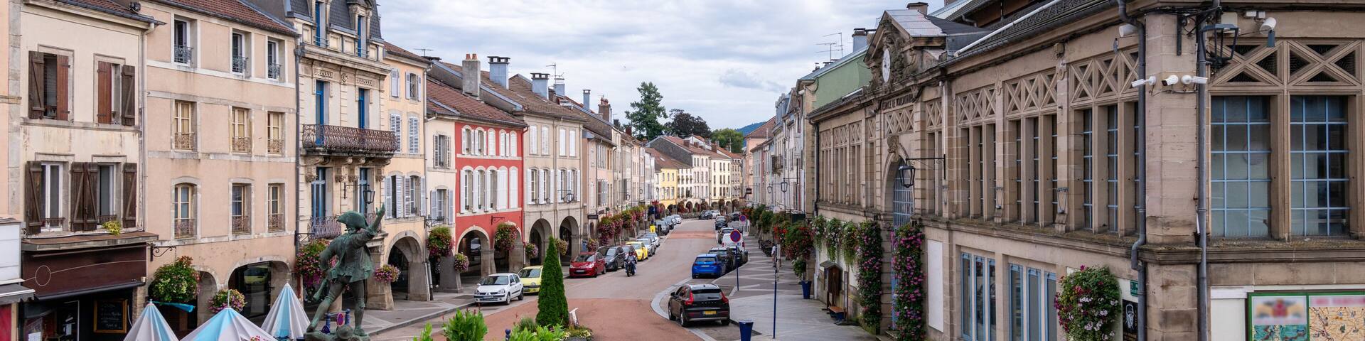 Ville de Remiremont dans les Vosges, rue principale