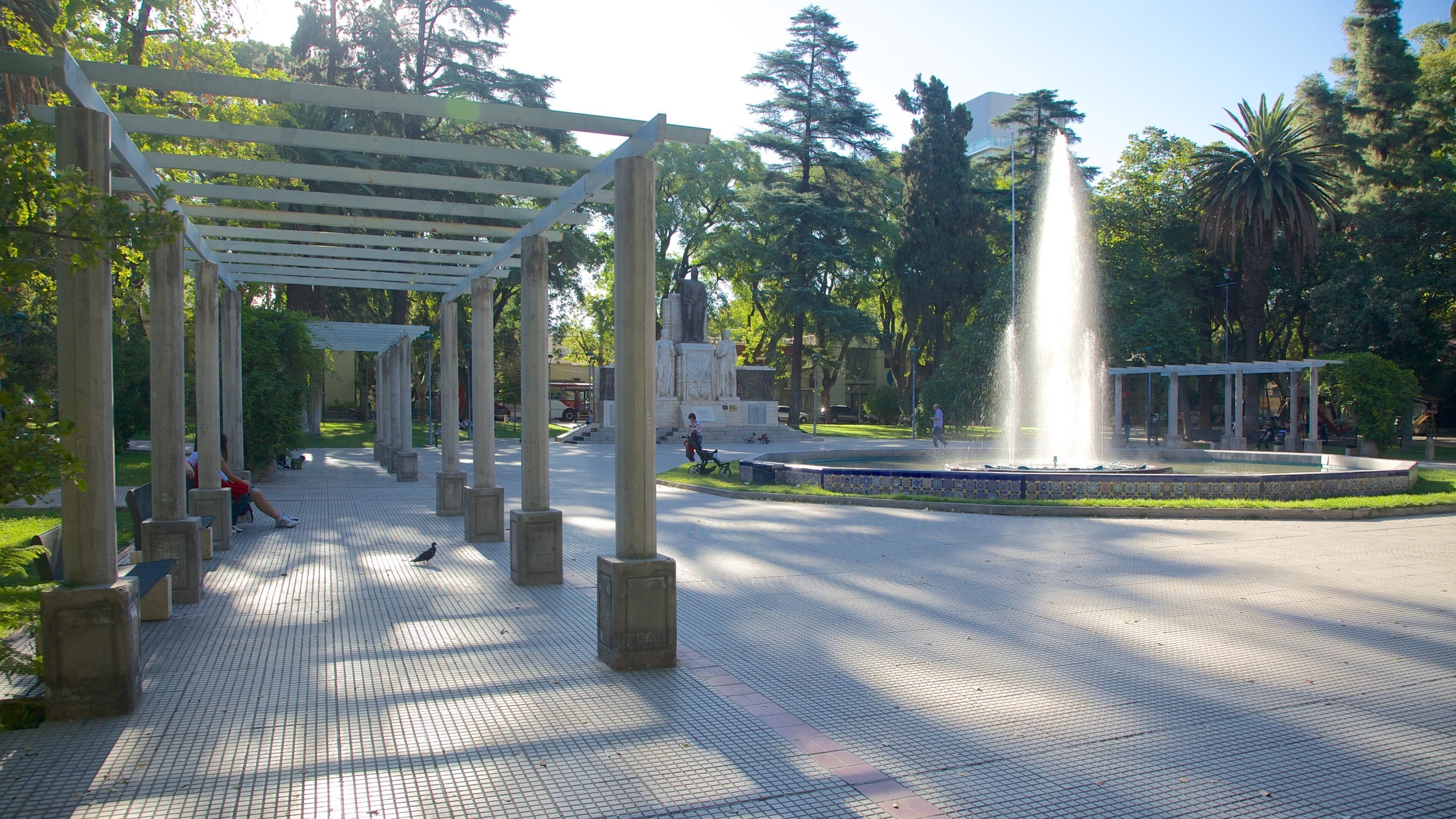 Plaza Italia which includes a fountain and a park