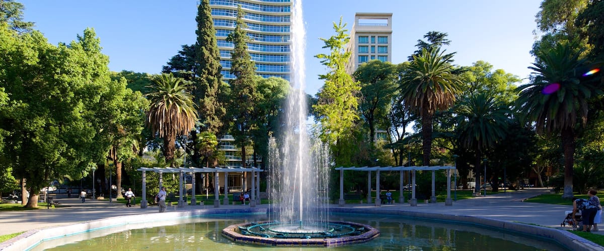 Plaza Italia showing a square or plaza, a city and a fountain