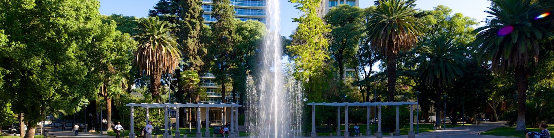 Plaza Italia welches beinhaltet Stadt, Platz oder Plaza und Springbrunnen