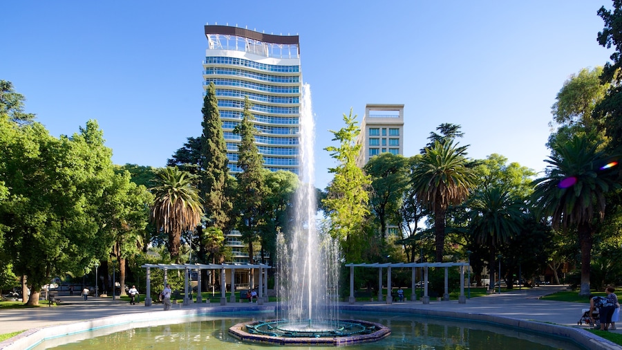 Plaza Italia showing a square or plaza, a city and a fountain
