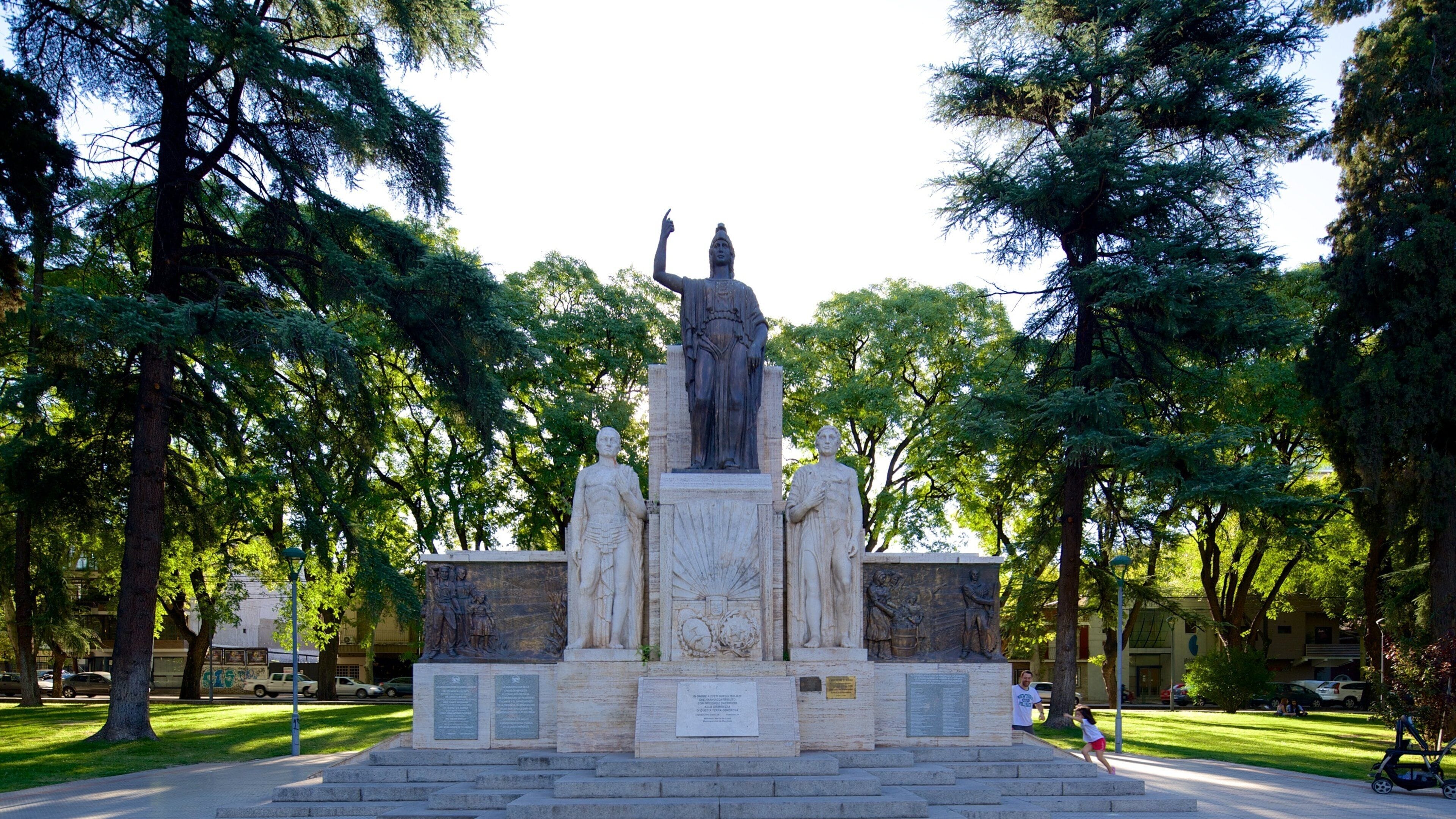 Plaza Italia som viser statue eller skulptur