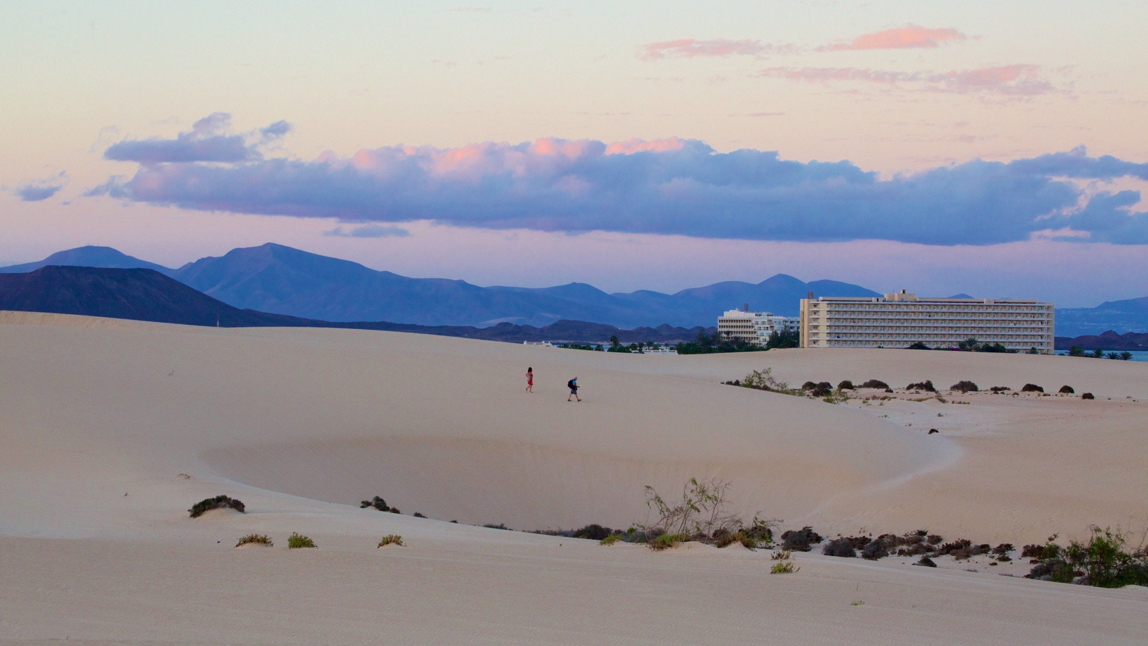 Parco naturale delle dune di Corralejo che include montagna, spiaggia e paesaggio notturno