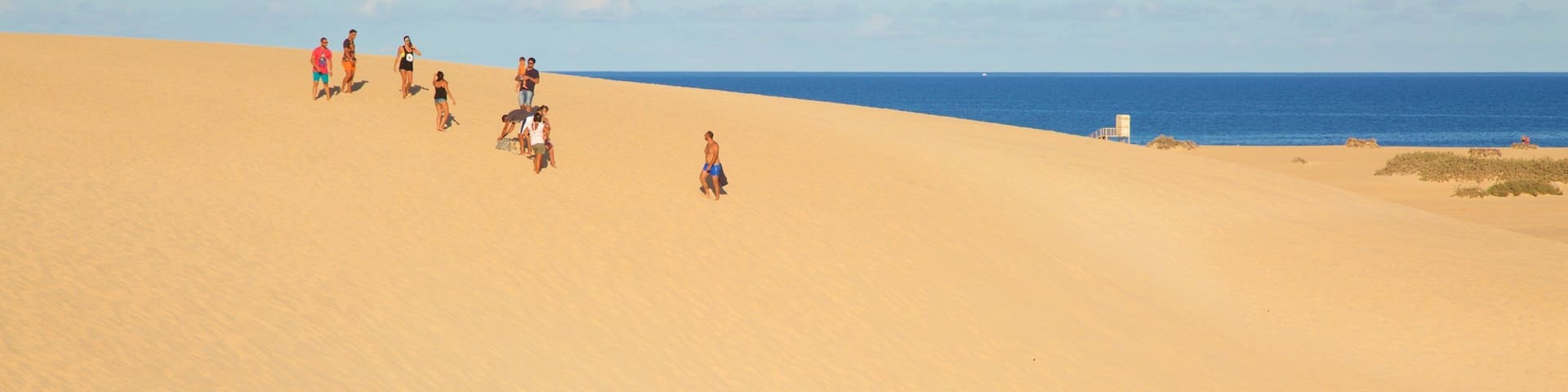 Parque Natural de las Dunas de Corralejo qui includes plage aussi bien que petit groupe de personnes