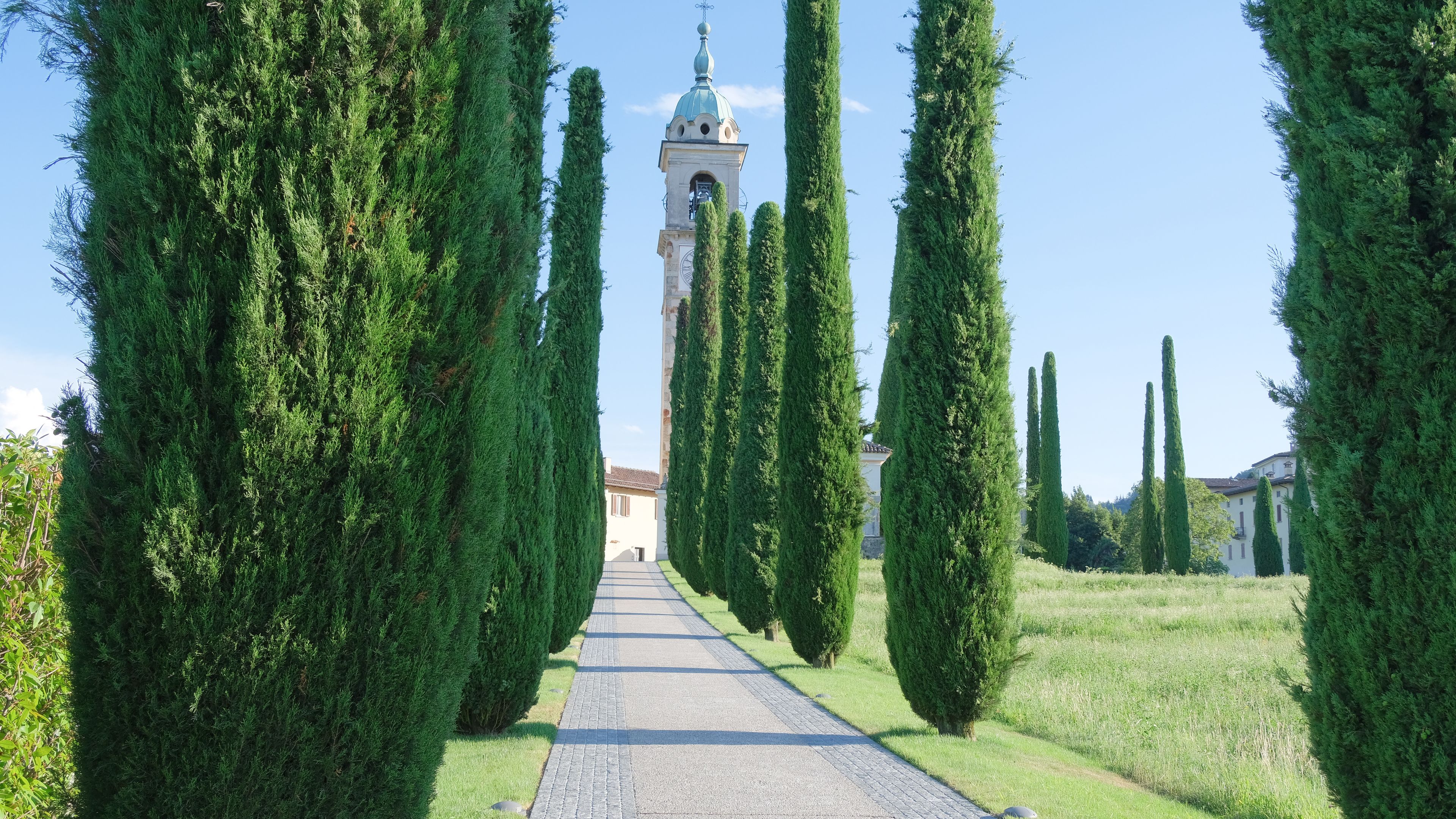 Il viale di accesso alla chiesa di Sant'Abbondio di Gentilino nel comune di Collina d'Oro, Svizzera.