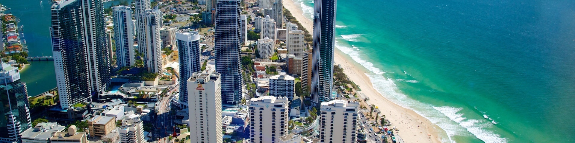 Terraza de observación SkyPoint ofreciendo arquitectura moderna, una playa de arena y vista a la ciudad