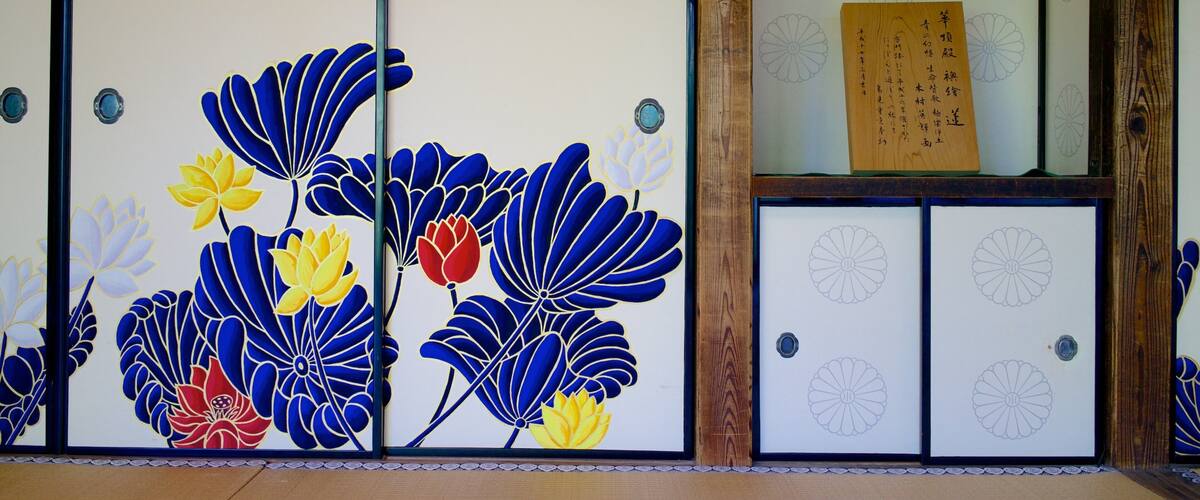 Shoren-in Temple showing a temple or place of worship, religious aspects and interior views