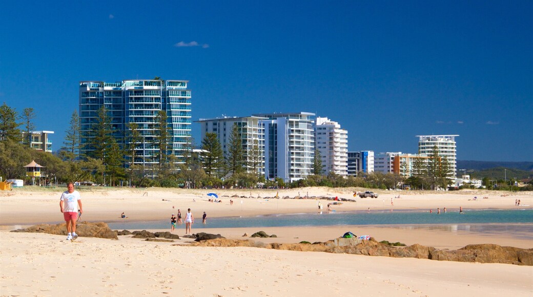 Coolangatta Beach toont een zandstrand, algemene kustgezichten en een stad