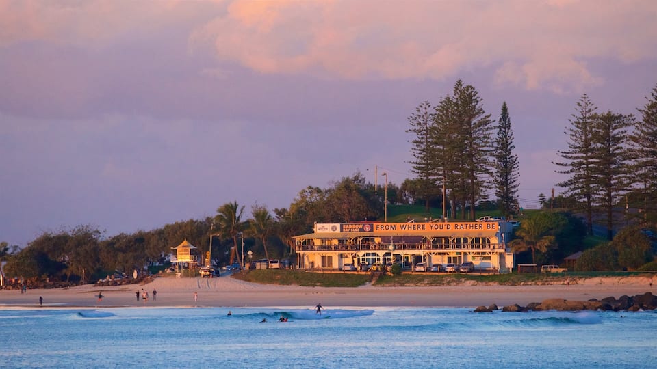 Playa de Coolangatta mostrando vista general a la costa, una playa de arena y un atardecer