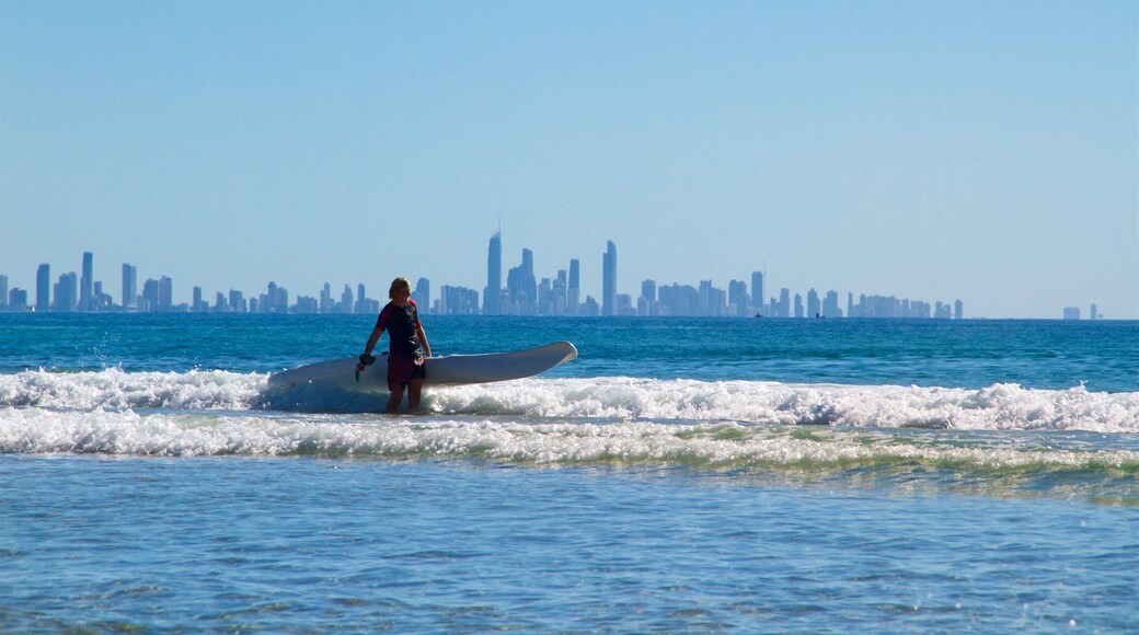 Coolangatta strand som viser surfing, by og bølger