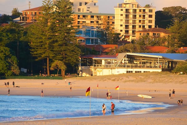 Coolangatta Beach mit einem Sandstrand, Küstenort und Sonnenuntergang