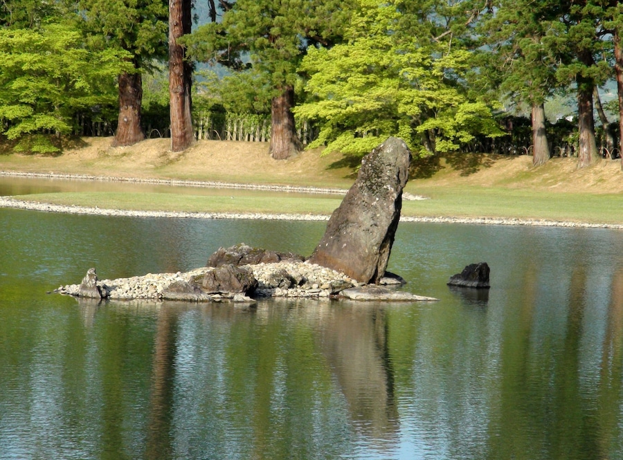 Motsu-ji Temple Ikenaka-Tateishi (Islet in the garden pond)