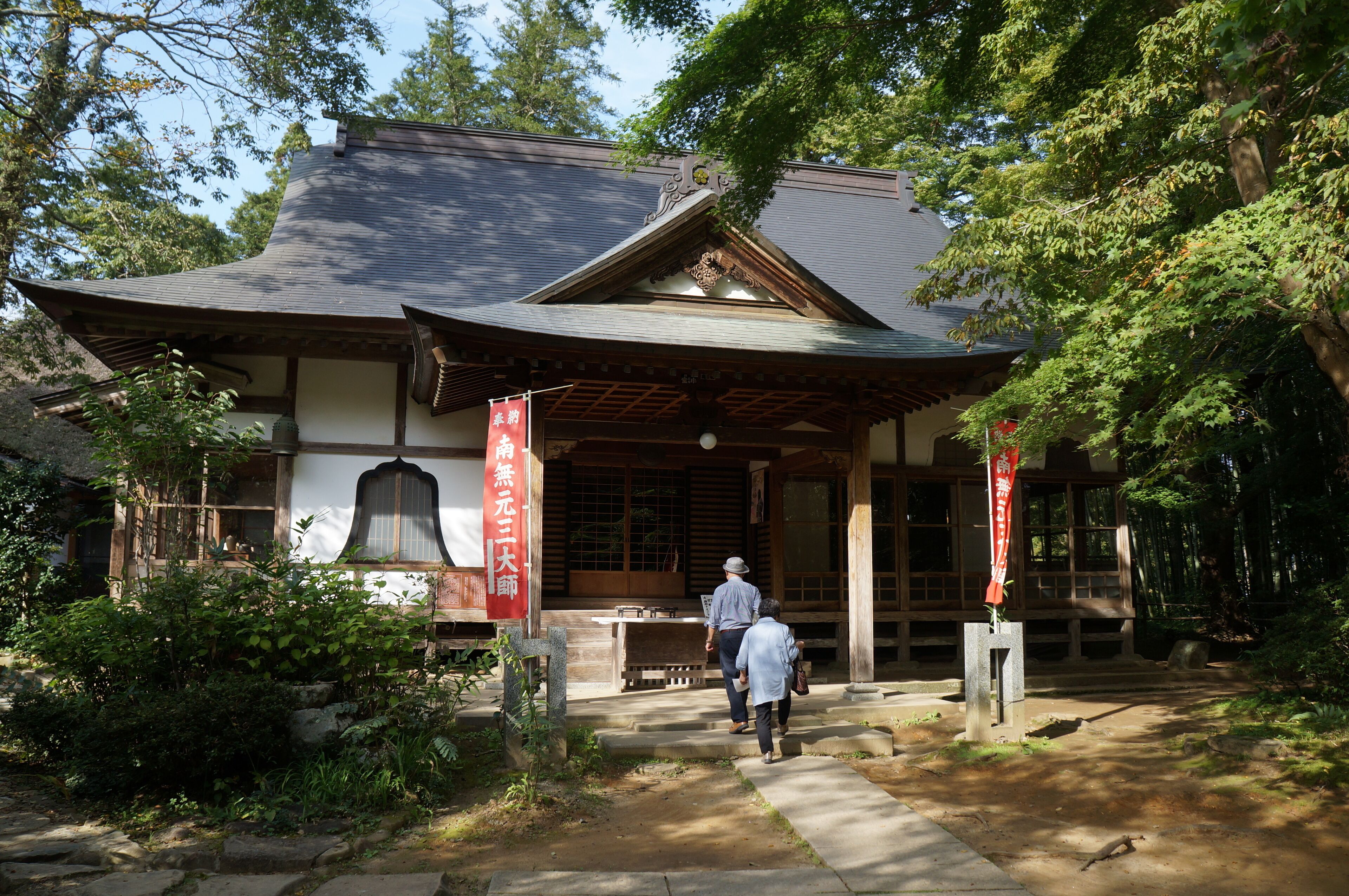 This is a picture of Chusonji Temple in Japan. This is a World Heritage Site. The Golden Hall in the temple is positioned as a national treasure.