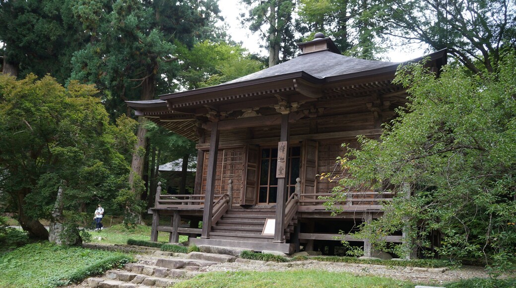 This is a picture of Chusonji Temple in Japan. This is a World Heritage Site. The Golden Hall in the temple is positioned as a national treasure.