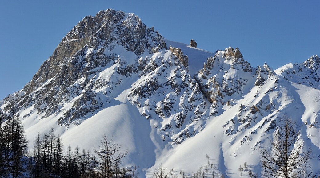 Skiort Bardonecchia mit einem Schnee und Berge
