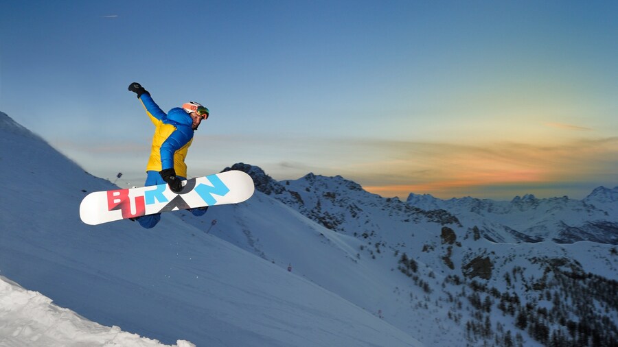 Bardonecchia Ski Resort showing mountains, nightlife and night scenes