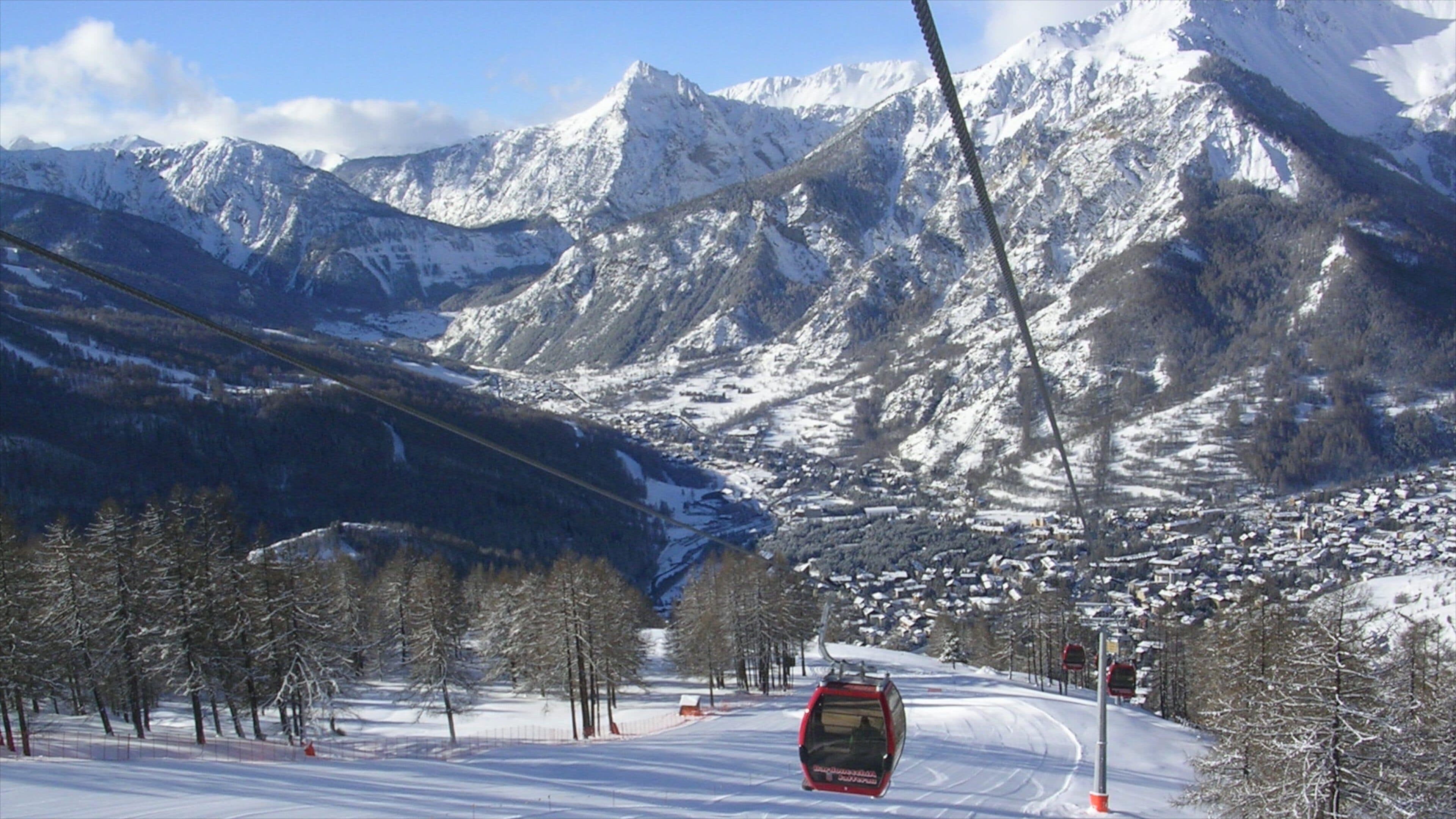 Bardonecchia Ski Resort showing mountains, snow and a gondola