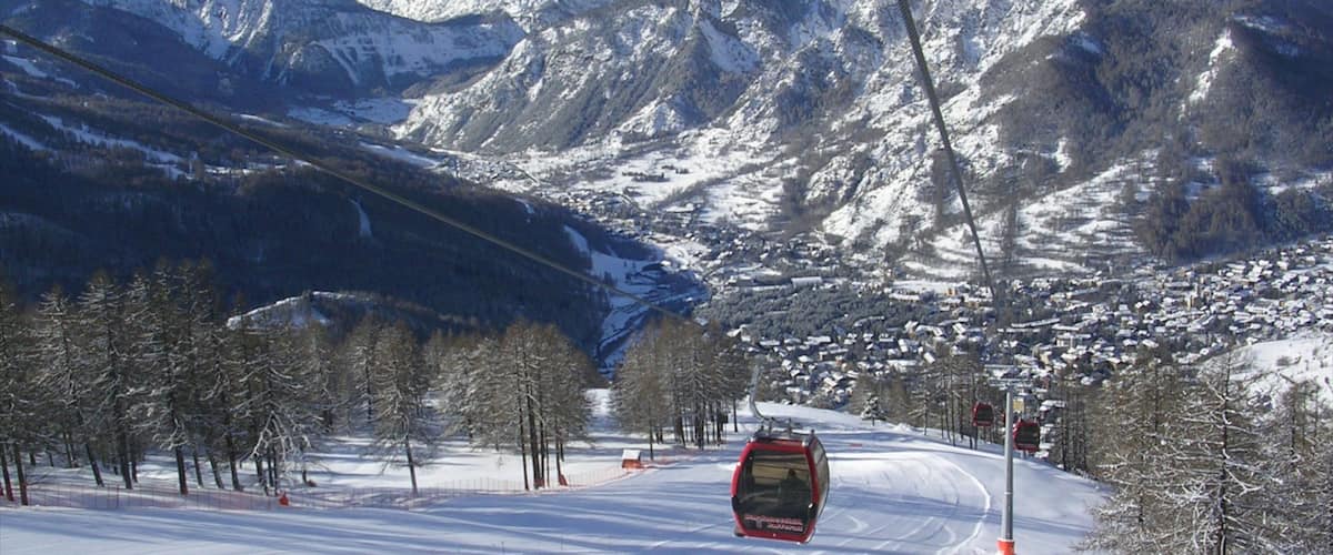 Bardonecchia Ski Resort showing mountains, snow and a gondola