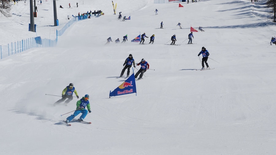 Bardonecchia Ski Resort showing snow skiing and snow