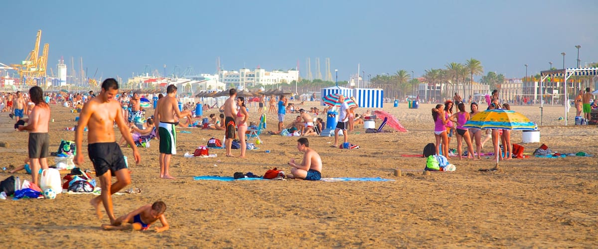 หาด Malvarrosa แสดง ชายหาด และ เมืองชายฝั่ง ตลอดจน คนกลุ่มใหญ่