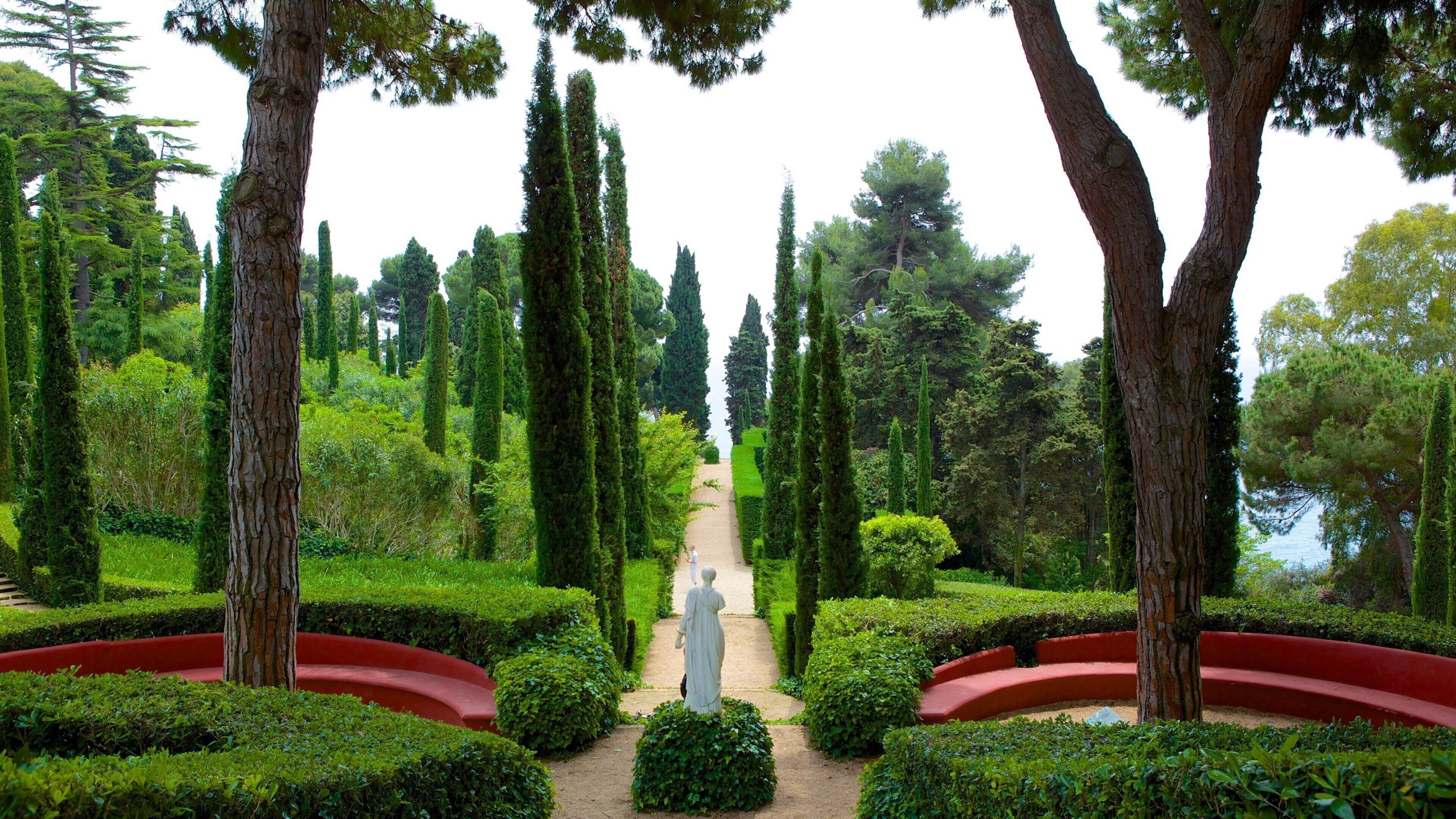 Santa Clotilde Gardens showing a garden