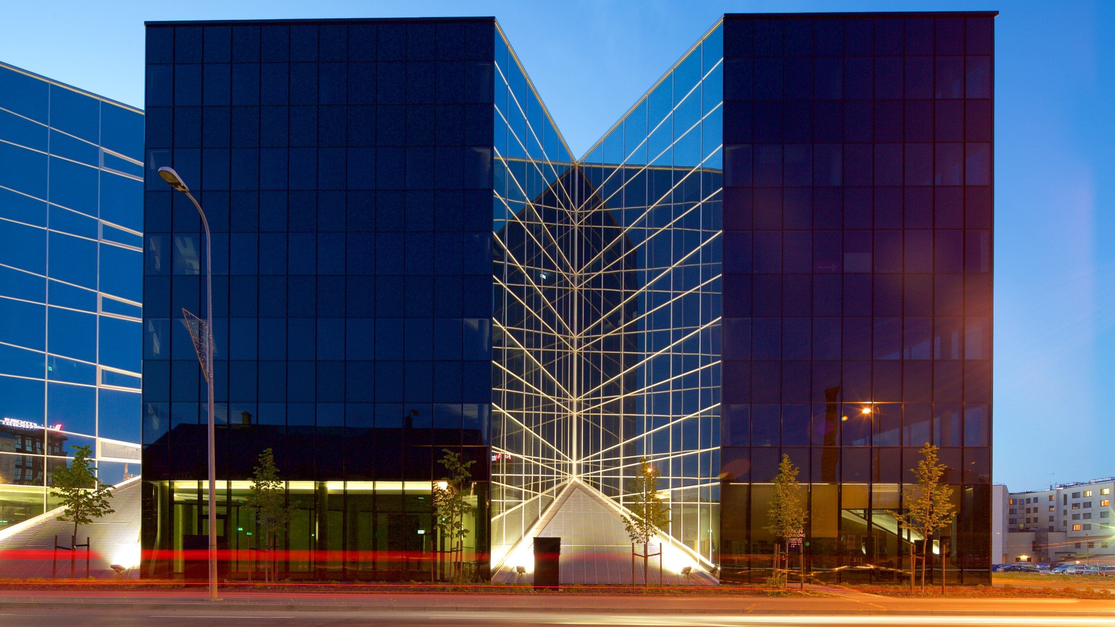 Rotermanni Shopping Centre ซึ่งรวมถึง สถาปัตยกรรมสมัยใหม่ และ วิวกลางคืน