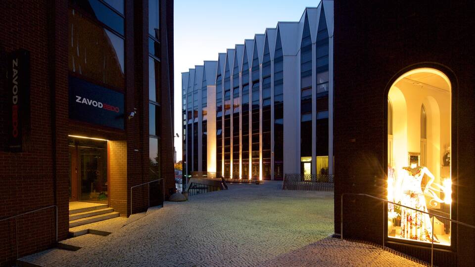 Un bâtiment moderne doté d’une façade en verre et d’une entrée en briques.