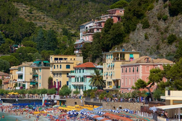 Strand von Monterosso das einen Sandstrand, Küstenort und allgemeine Küstenansicht