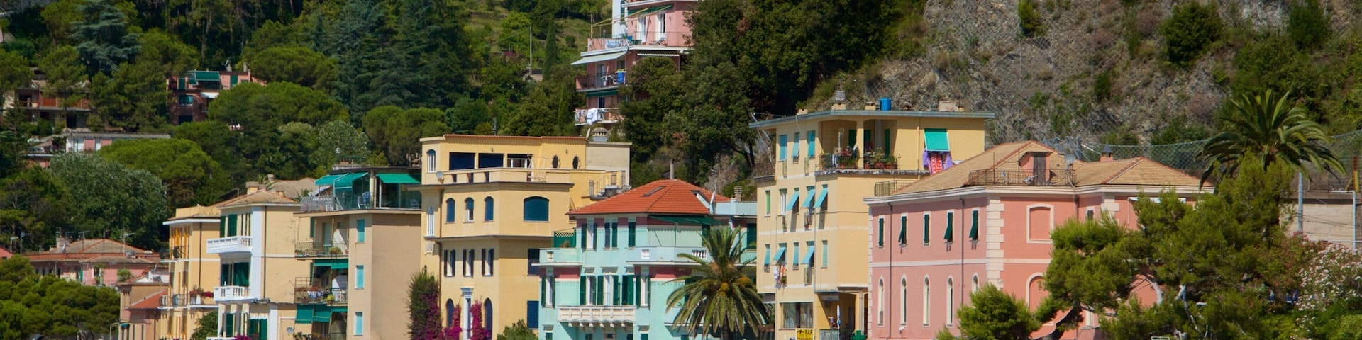 Strand von Monterosso das einen Sandstrand, Küstenort und allgemeine Küstenansicht