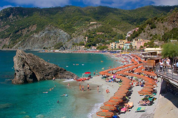 モンテロッソ ビーチ どの含み 砂浜, 海岸線の眺め と スイミング