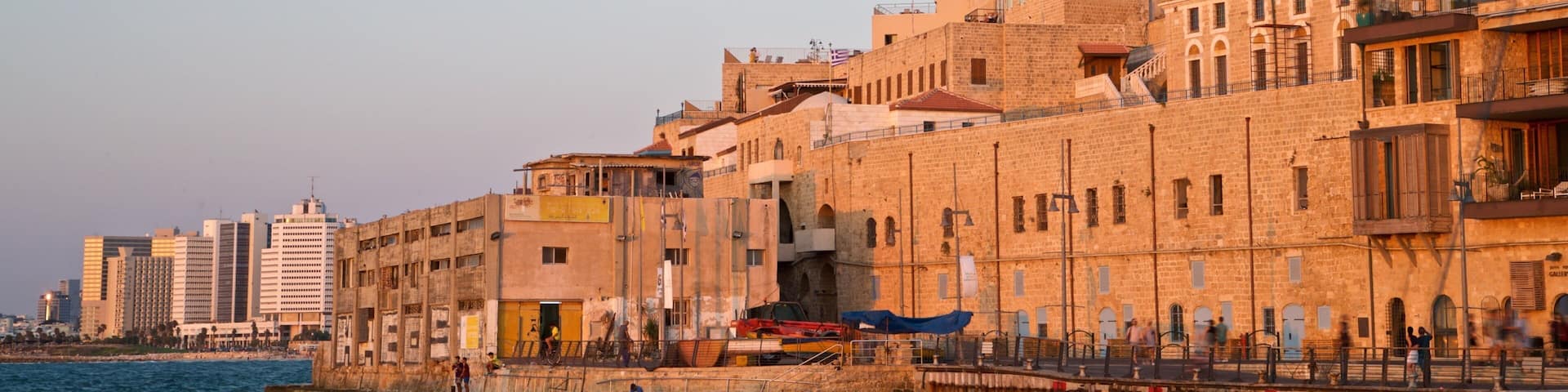 Hafen von Jaffa das einen Sonnenuntergang, Stadt und Fluss oder Bach