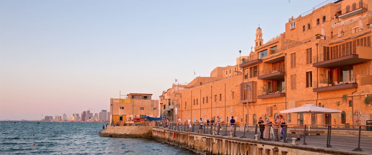 Hafen von Jaffa das einen Küstenort, Sonnenuntergang und allgemeine Küstenansicht