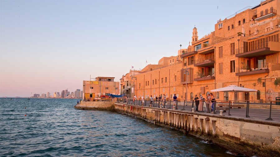 Haven van Jaffa inclusief een zonsondergang, algemene kustgezichten en een kuststadje